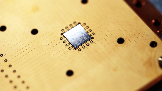 Quantum processor unit based on superconducting qubits produced at the Walther-Meißner-Institut © MQV | Mikka Stampa