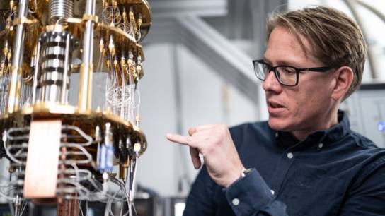 GeQCos project coordinator Prof. Stefan Filipp at the superconducting quantum computer © MQV | Mikka Stampa